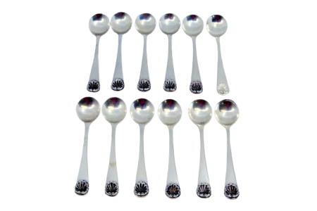  Conjunto de doze colheres de café em prata lisa com conchas nos cabos.